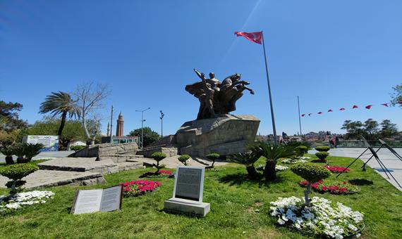 安塔莉亞共和廣場-凱莫爾銅像