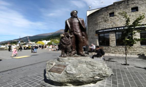 皇后鎮湖邊散步