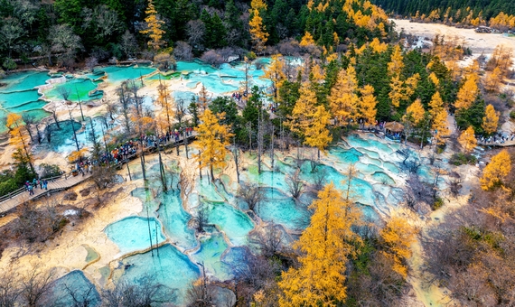 我行我素 素食旅遊 |水的傳奇.色彩的奇蹟~九寨溝８日－九寨千古情、黃龍風景區、樂山大佛、峨嵋山金頂、成都川劇變臉秀參訪團(含地陪服務費/上網卡)