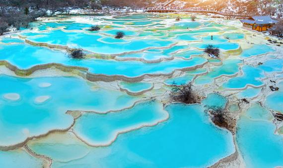 我我行我素~素食旅遊 水的傳奇.色彩的奇蹟 九寨溝8日 | 九寨千古情、黃龍風景區、樂山大佛、峨嵋山金頂、成都川劇變臉秀 CA (含地陪服務費/上網卡)