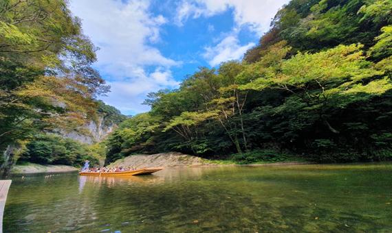 猊鼻溪乘坐輕舟