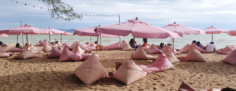 我行我素~素食旅遊 泰國曼谷芭達雅5日 | 七珍佛山、四方水上市場、嘟嘟車遊老曼谷、粉紅沙灘、日遊湄南河、爽泰莊園11合1、最夯火車夜市 (無購物含導領服務費)