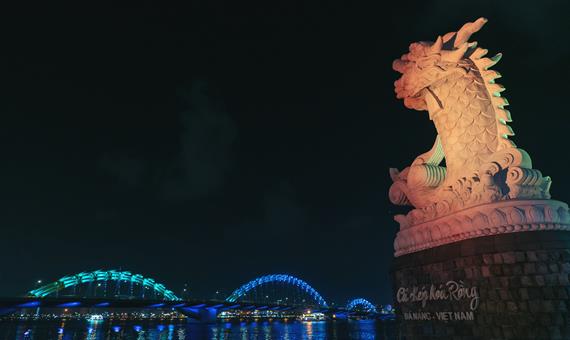 龍橋、龍頭魚尾像夜景 (Danang Bridge)